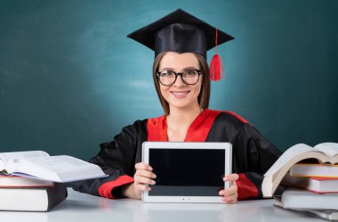 Dijital tablet tutan kadın