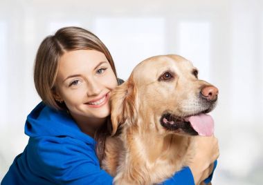 Köpekli genç kadın.