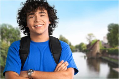 sırt çantası ile mutlu adam