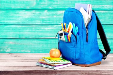 Arka plan üzerinde okul sırt çantası.