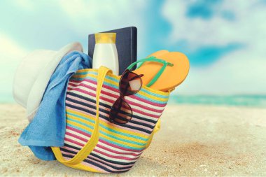 bir şapka ile plaj çantası 