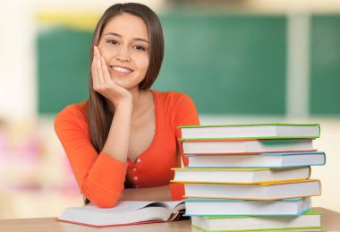 Genç sevimli kadın öğrenci