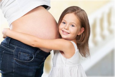 Kızına hamile bir kadın. 