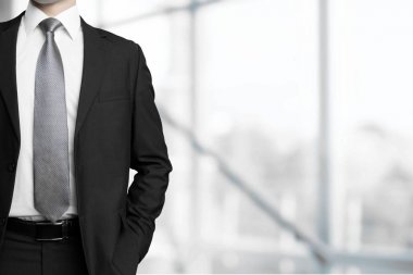 Resmi kıyafetli emin iş adamı