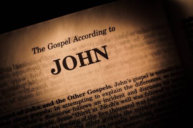 Koyu arka plan üzerine açık Kutsal İncil kitap