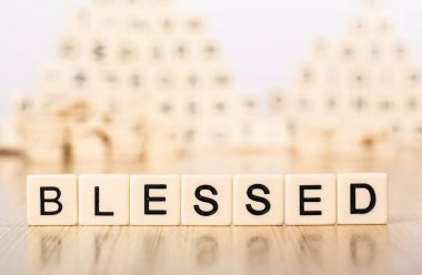 Mübarek kelime ahşap bloklar üzerinde yazılı. Mübarek tablo, metin kavramı.