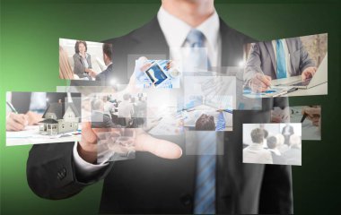 İş öğeleri simgeler tutan adam