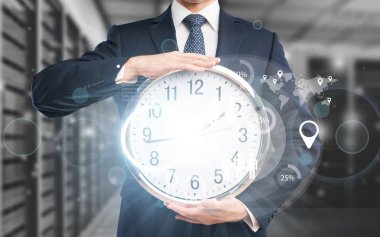 İş adamı saati elinde tutuyor.