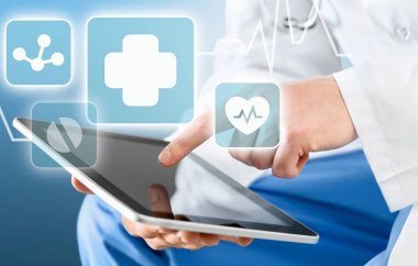 tablet pc ile çalışan doktor