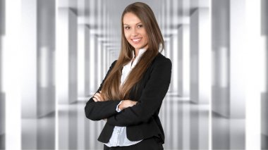 Çapraz eller ile kendine güvenen kadın