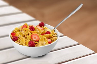 çilek ile lezzetli yulaf gevreği