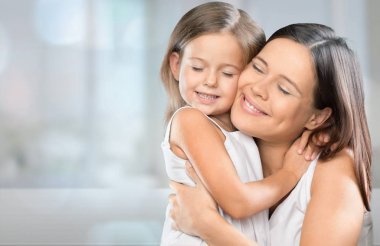 Anne ve Kız Sarılıyor  