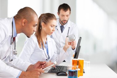 Doktorlar takım uzmanlık konuşuyor