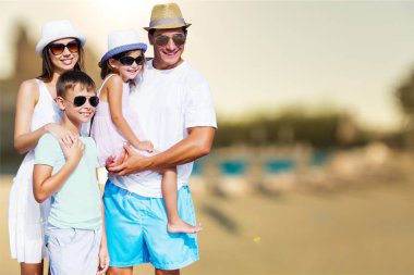 Mutlu aile tatilde.