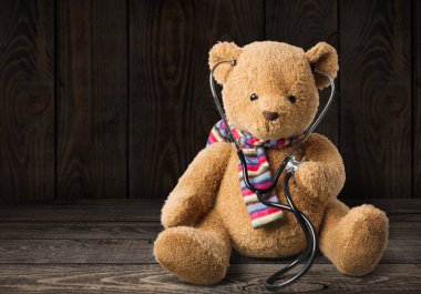  çok güzel bir oyuncak ayı bir stetoskop holding.