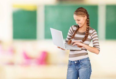 Dizüstü bilgisayar kullanan kadın