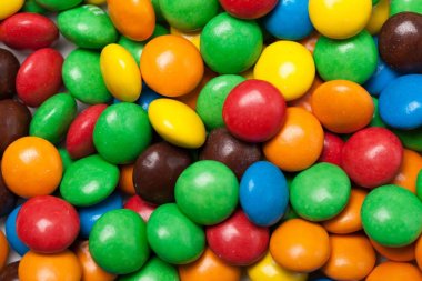 Arka plan üzerinde izole renkli şekerler ürün yelpazesine 