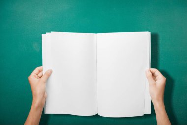 Açık kitap ile el 