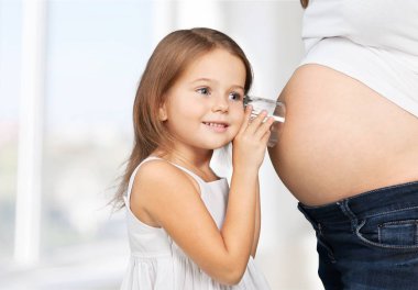 Kızına hamile bir kadın. 