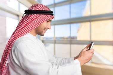 Arap yakışıklı Smartphone kullanarak