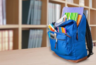 okul malzemeleriyle dolu sırt çantası.