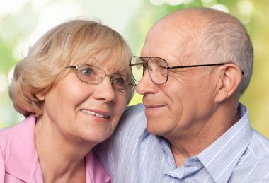 yaşlı çift sarılma