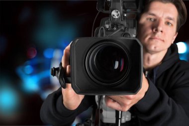 adam tutarak büyük video kamera