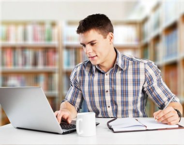 adam iş dizüstü bilgisayar ile