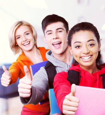 başparmak gösteren bir grup öğrenci