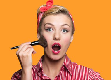 sevimli genç bir kadın portresi