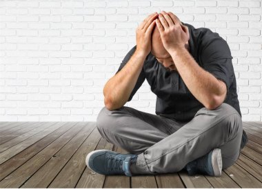 Genç adam, kötü baş ağrısı ile baş ellerde vurguladı