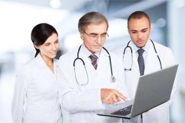 Doktorlar Konferansı dizüstü bilgisayar kullanarak