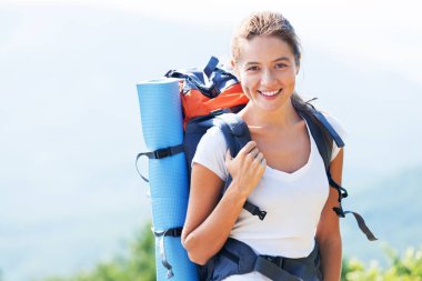 Güzel genç kadın uzun yürüyüşe çıkan kimse