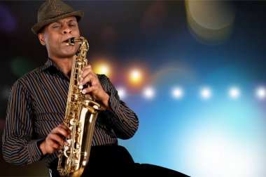 Saksafonla oynayan adam