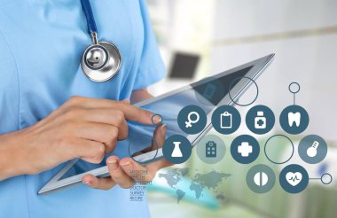 Doktor kadın stetoskop ile