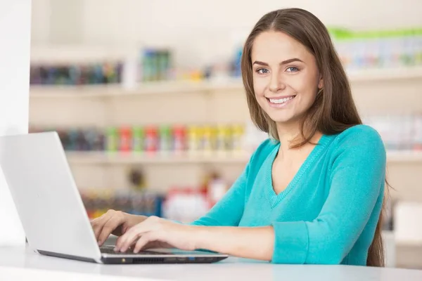 Leuke vrouw met laptop — Stockfoto