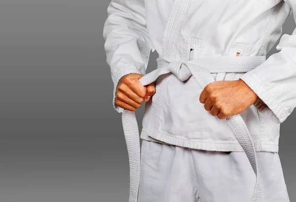 Человек в белом кимоно — стоковое фото