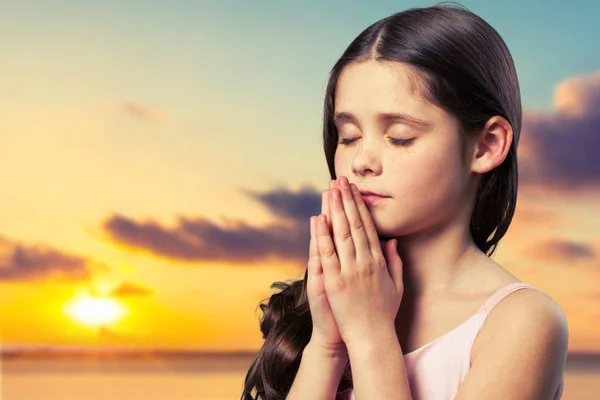 Χαριτωμένο κοριτσάκι προσεύχεται — Φωτογραφία Αρχείου