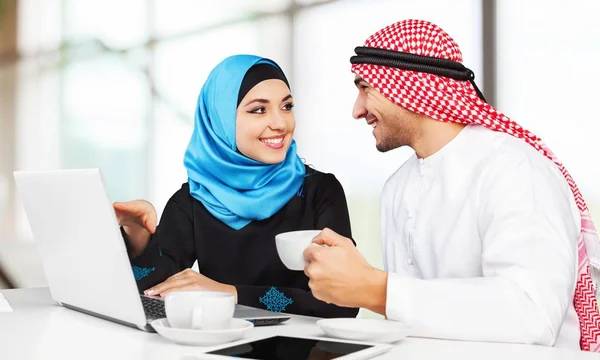 Porträt eines arabischen Paares mit Laptop — Stockfoto