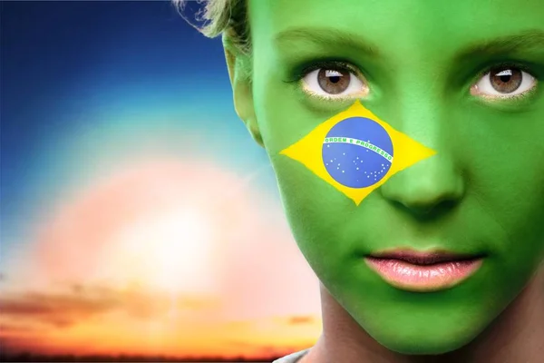 Женщина с флагом Бразилии — стоковое фото