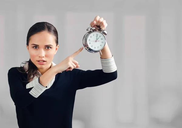 時計とスーツの女性実業家 — ストック写真