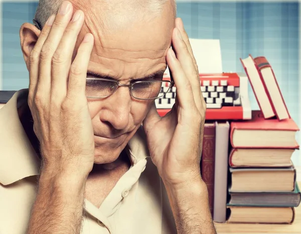 Anziano stanco dal lavoro — Foto Stock