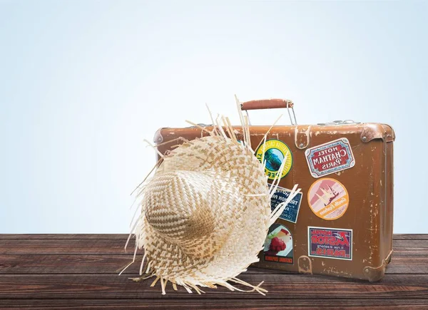 Straw Hat ile bavul — Stok fotoğraf