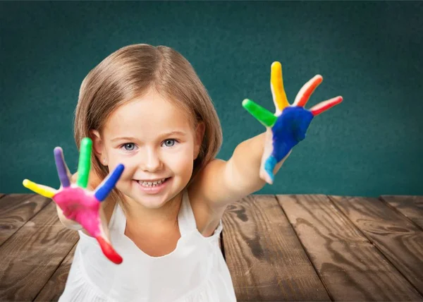 Kis lány mutatja a festett kezét — Stock Fotó
