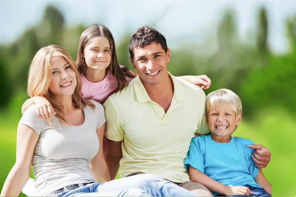 Belle famille dans le parc — Photo