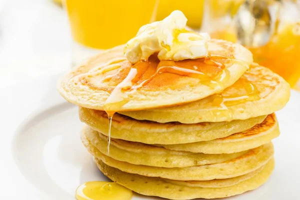 Läckra pannkakor med smör — Stockfoto