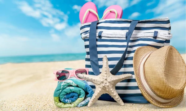 Kleurrijke tas op zomer-strand — Stockfoto