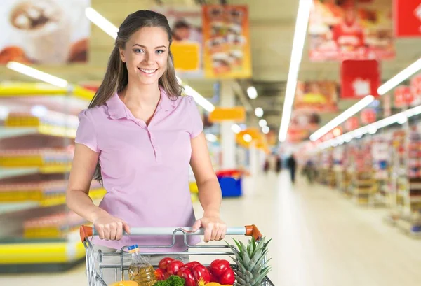 Mujer joven de compras en la tienda de comestibles —  Fotos de Stock