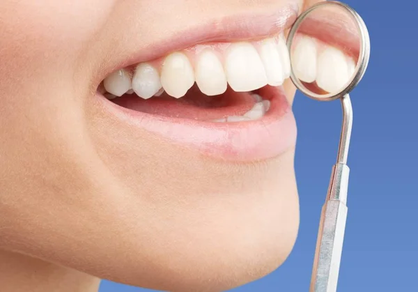 Δόντια και στόμα καθρέφτη οδοντίατρος — Φωτογραφία Αρχείου