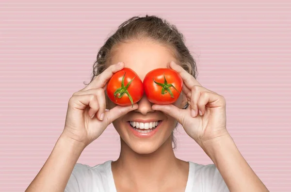 Mulher cobrindo olhos com tomates — Fotografia de Stock